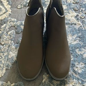 Dr. Scholl’s green boot wedges